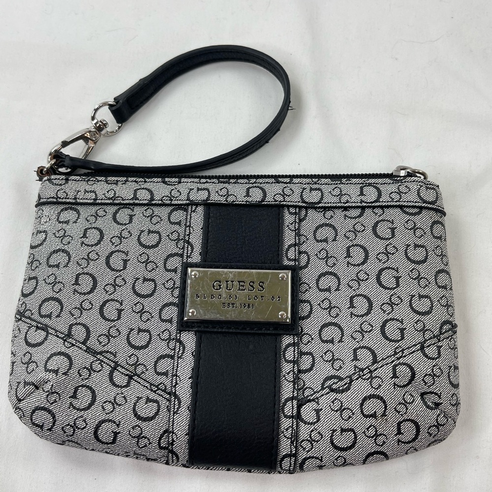 ⭐️Guess Logo Wristlet